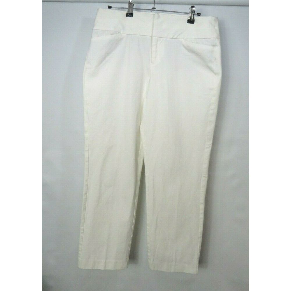 NWT ELLE  Stretch Fitted Capri Mid Rise Size 10